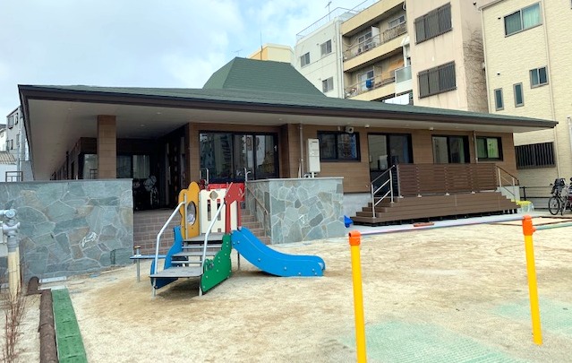 あろんてぃあきっず真法院町保育園の園舎と園庭